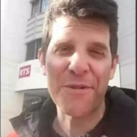 Adrien de Riedmatten devant les bureaux de la RTS à Sion